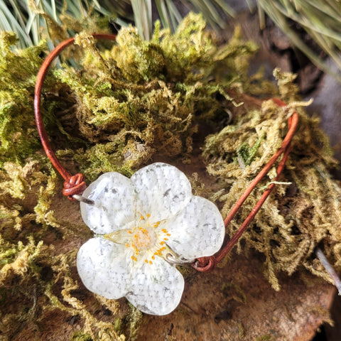 Bracelet fleur de potentille blanche